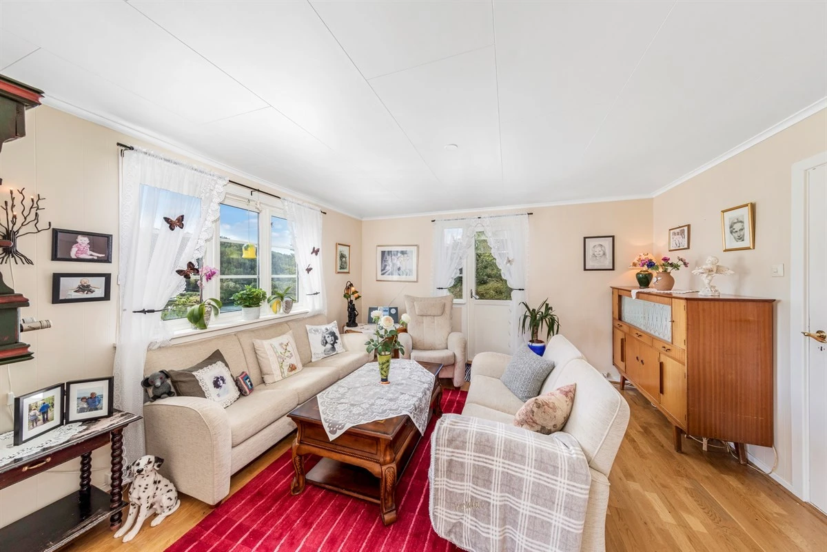 Etter en god middag kan du bevege deg videre inn til stuen og sofaen. Galleribilde