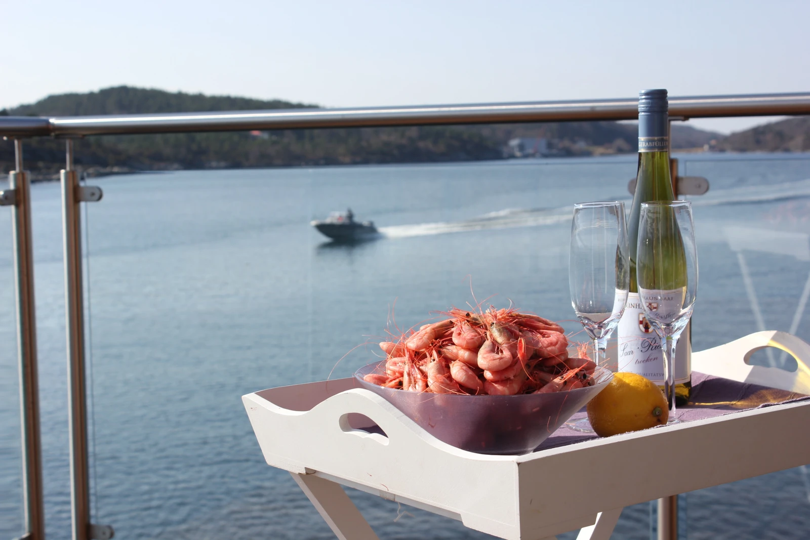 Bolig ligger ved innseilingen til idylliske Lesundet, med yrende båtliv i sommersesongen. Galleribilde