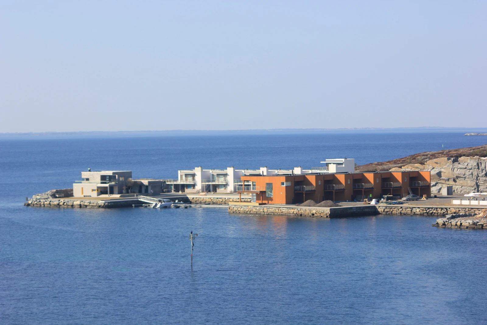 Havet er nærmeste nabo - med båtplass utenfor døra er det lett å dra på fisketur! Galleribilde