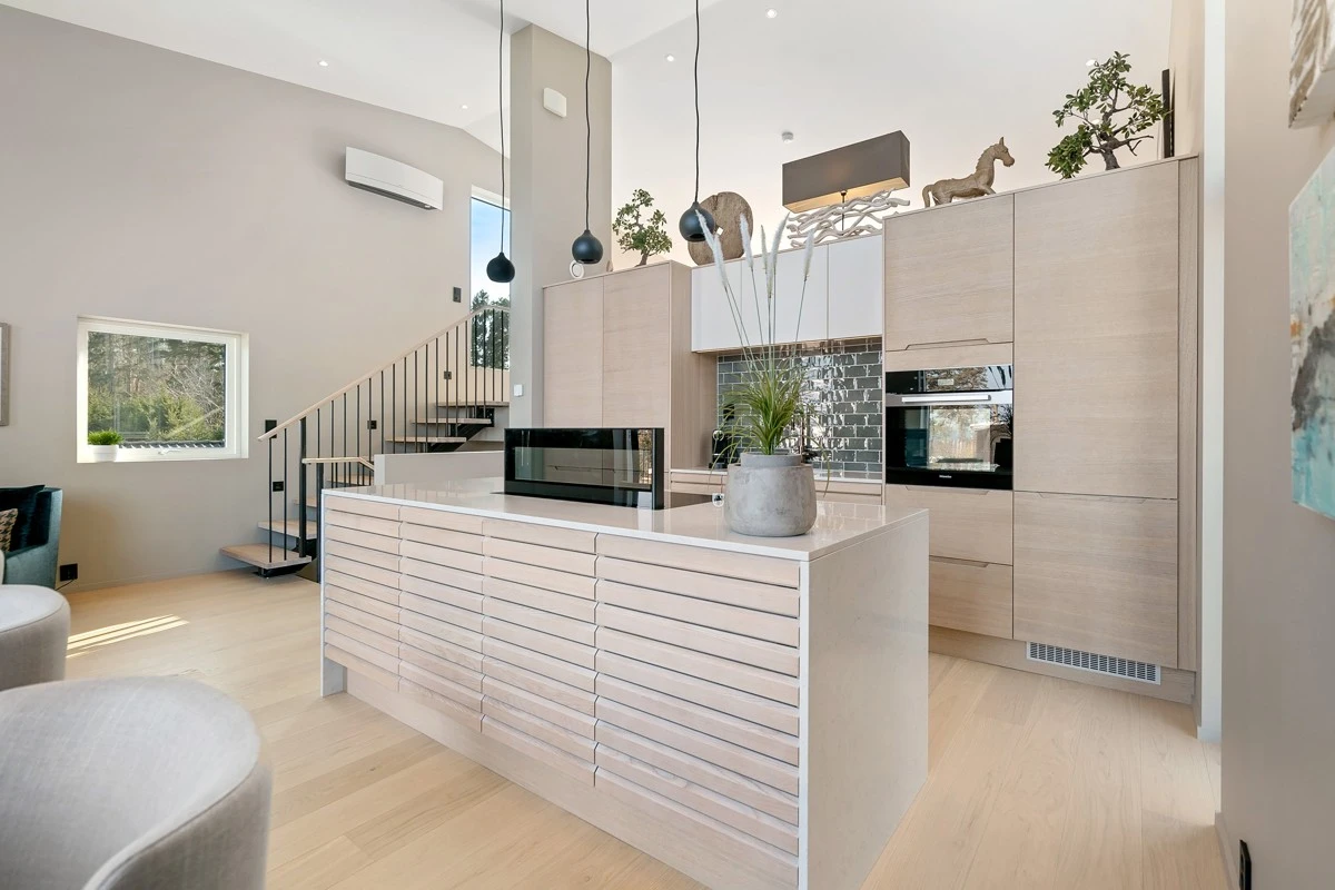 Lekkert HTH kjøkken i hvitpigmentert eik Galleribilde