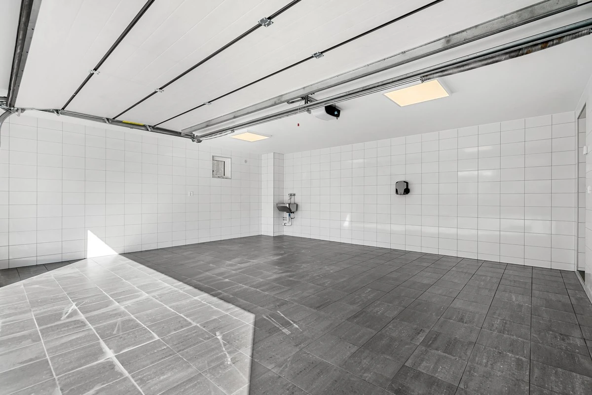 Garasjen har vannbåren gulvvarme, flislagt og elbillader Galleribilde