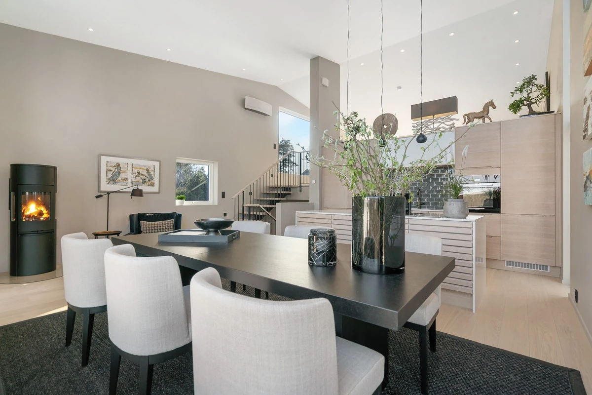 Stort deilig allrom med god takhøyde og peis Galleribilde