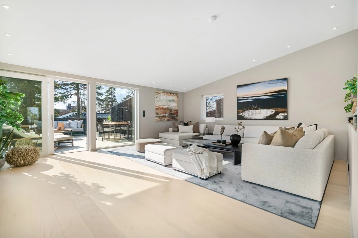 Stue med utgang til solrik, usjenert og lun terrasse Galleribilde