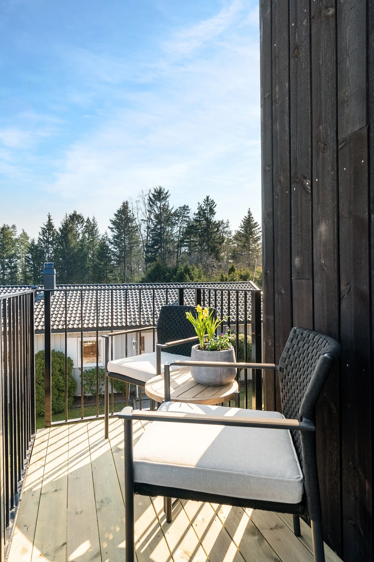 Balkong mot øst. Utgang fra kjøkken Galleribilde