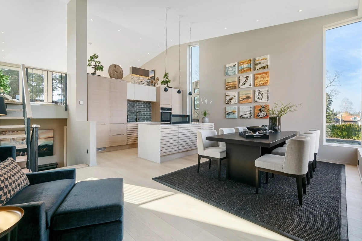 Kjøkken med stor spiseplass og god takhøyde Galleribilde