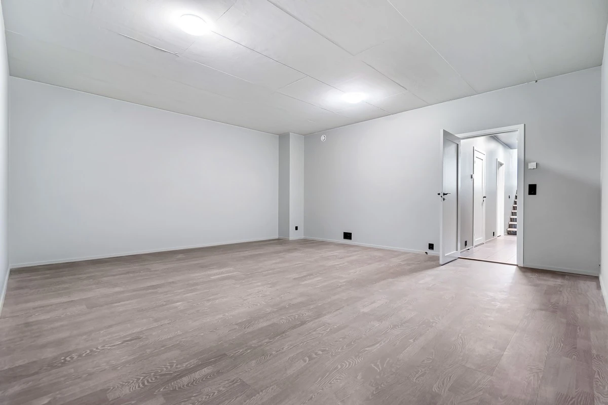 Stort oppholdsrom i underetasjen. Hva med trimrom eller et multimediarom? Galleribilde