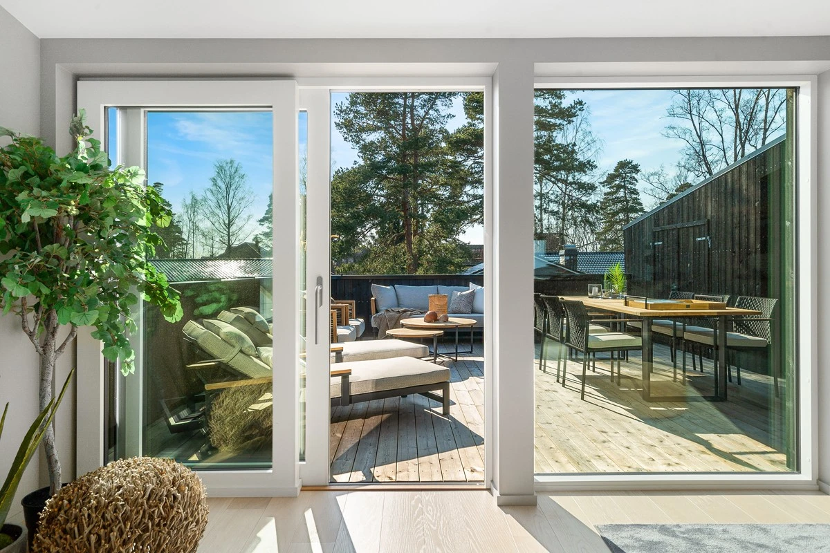 Stue med utgang til solrik terrasse Galleribilde