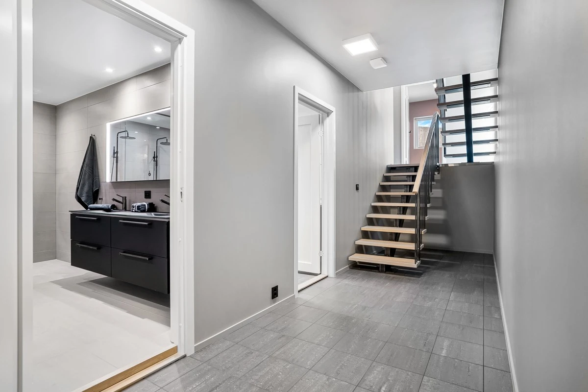 Underetasjen med vaskerom, bad og stort disponibelt rom Galleribilde