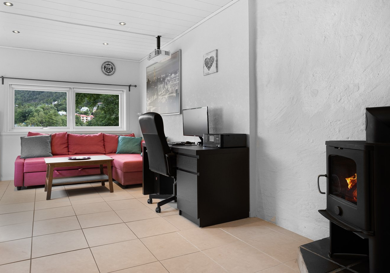 Moderne vedovn og varmekabler under flislagt gulv Galleribilde