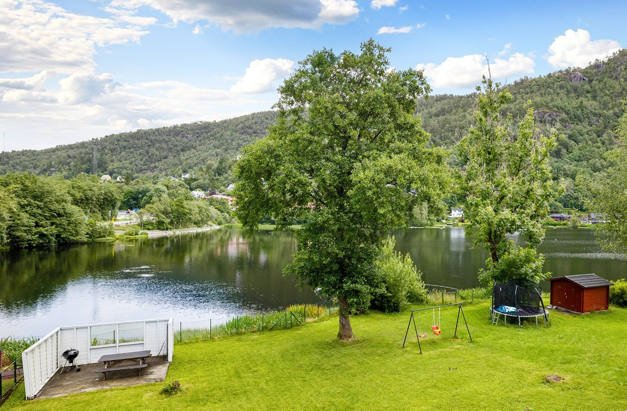 Fri tilgang til uteområde med strandlinje til Lyngbøvannet Galleribilde