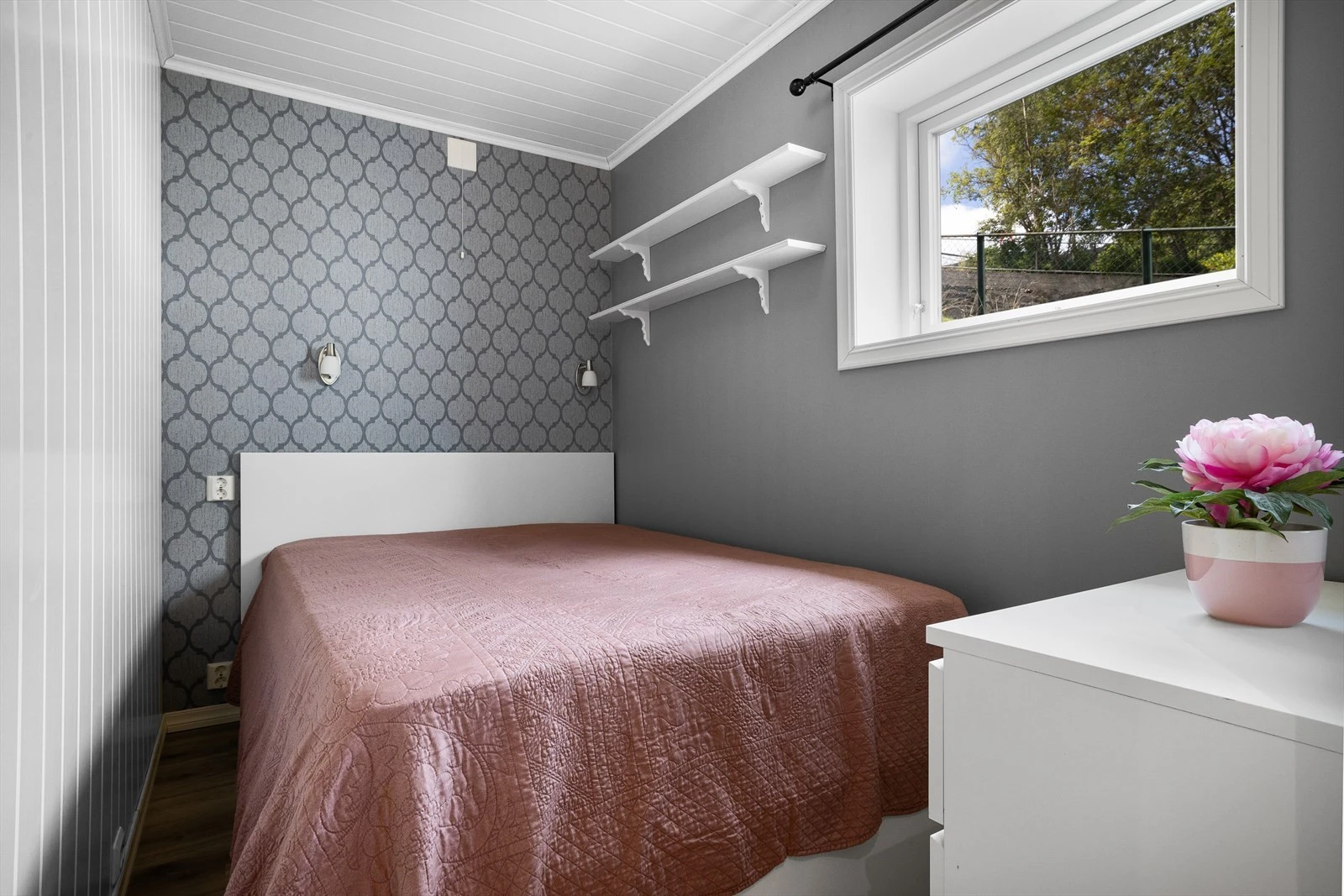 Trivelig soverom i tidløse farger Galleribilde