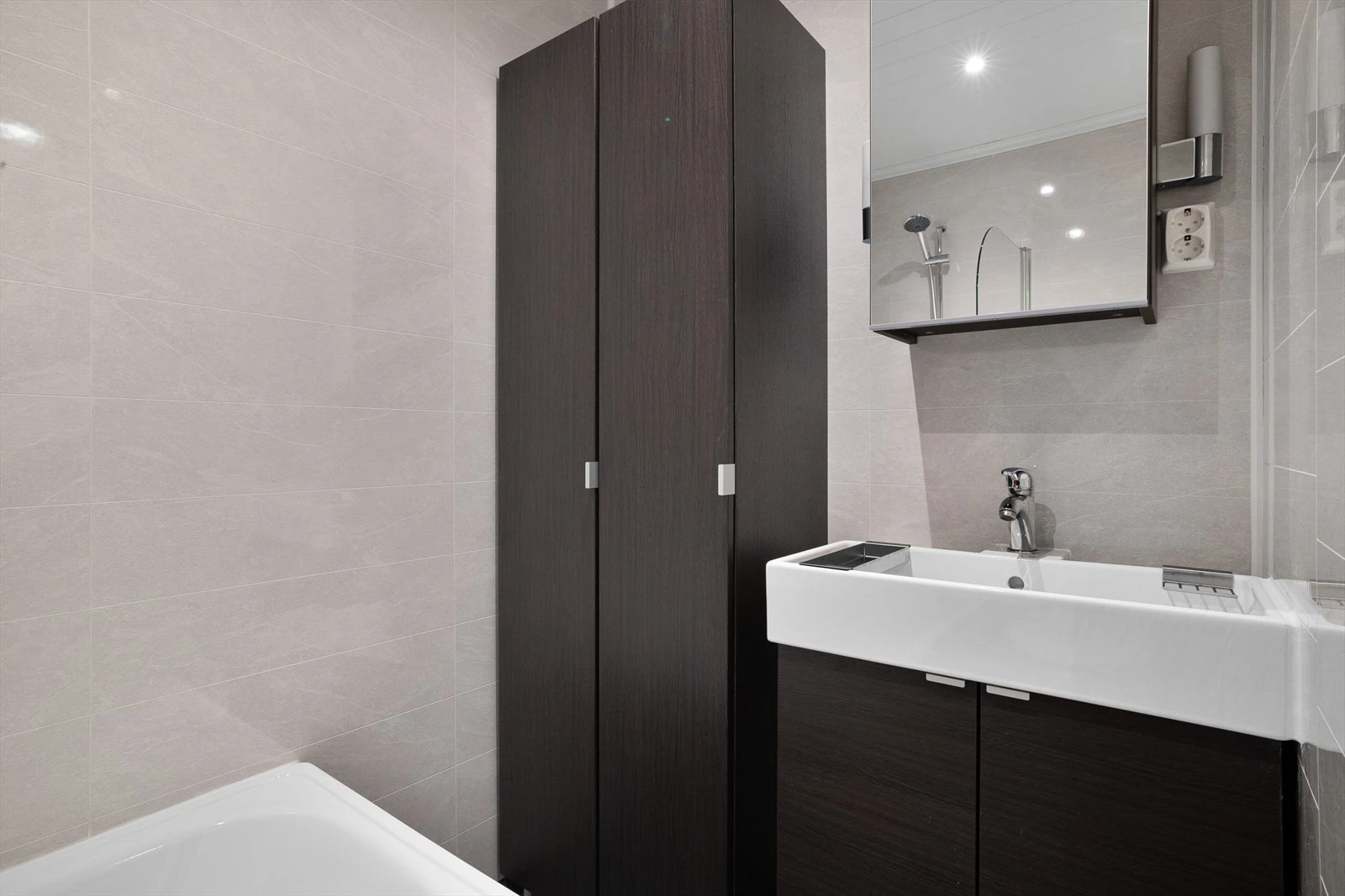 God plass i moderne badeinnredning Galleribilde