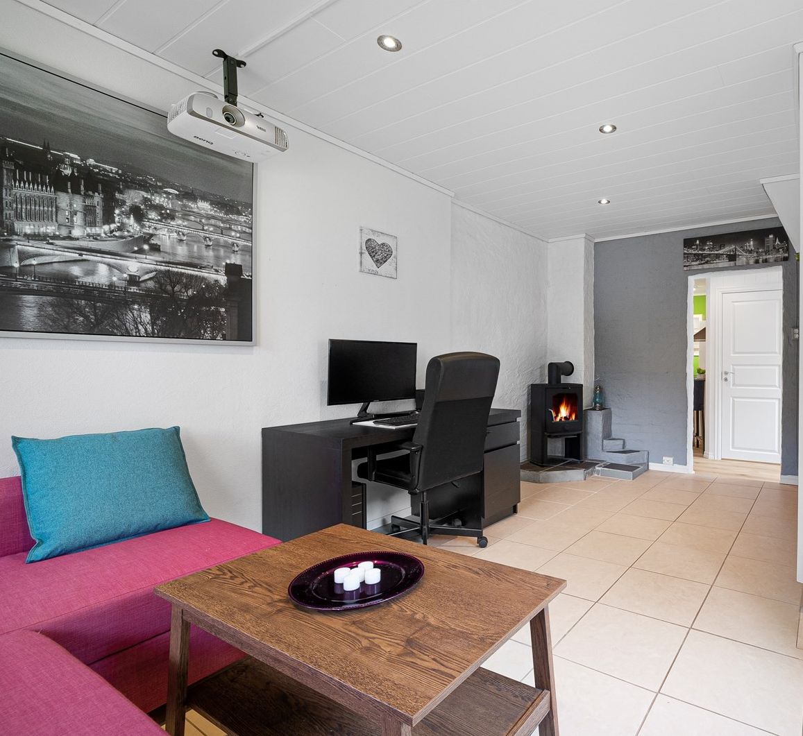 Romslig stue med spotlights, naturlig lys og varmekabler Galleribilde