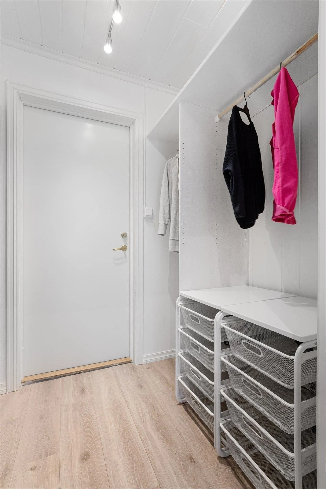 God plass til klær og utstyr i gang/garderobe Galleribilde