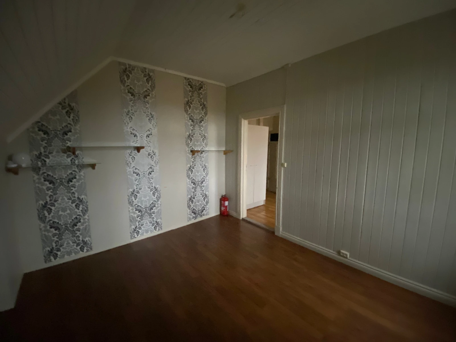 Del av stuen. Døren er til kjøkkenet Galleribilde