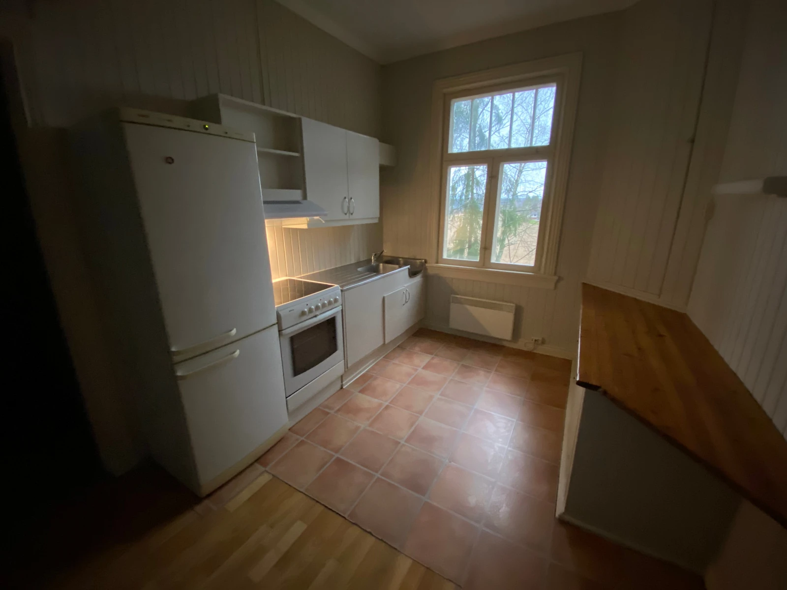 Kjøkken m/komfyr og kjøleskap Galleribilde