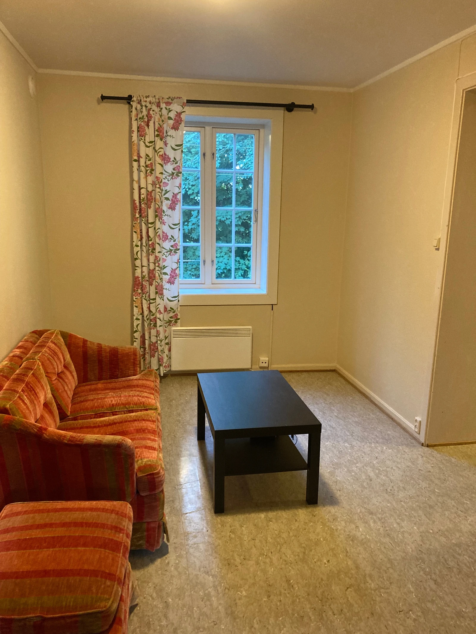 Stue 2, nå malt i blåfarge. Galleribilde