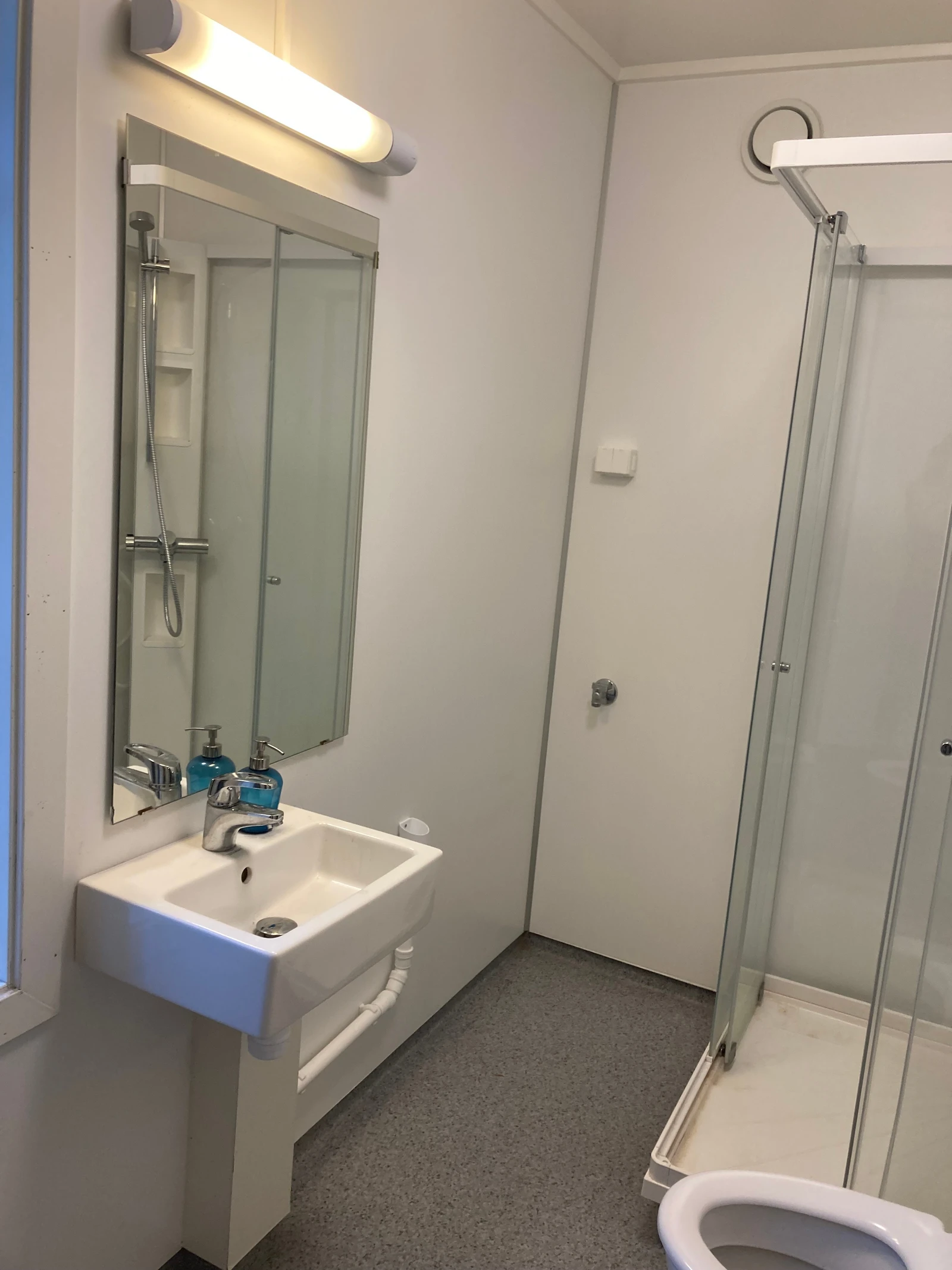 Lyst bad med vindu ut til gårdsplass Galleribilde