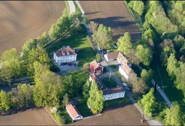 Boligen tilhører Wøyen gård. Dette blir ditt umiddelbare nærmiljø! Galleribilde