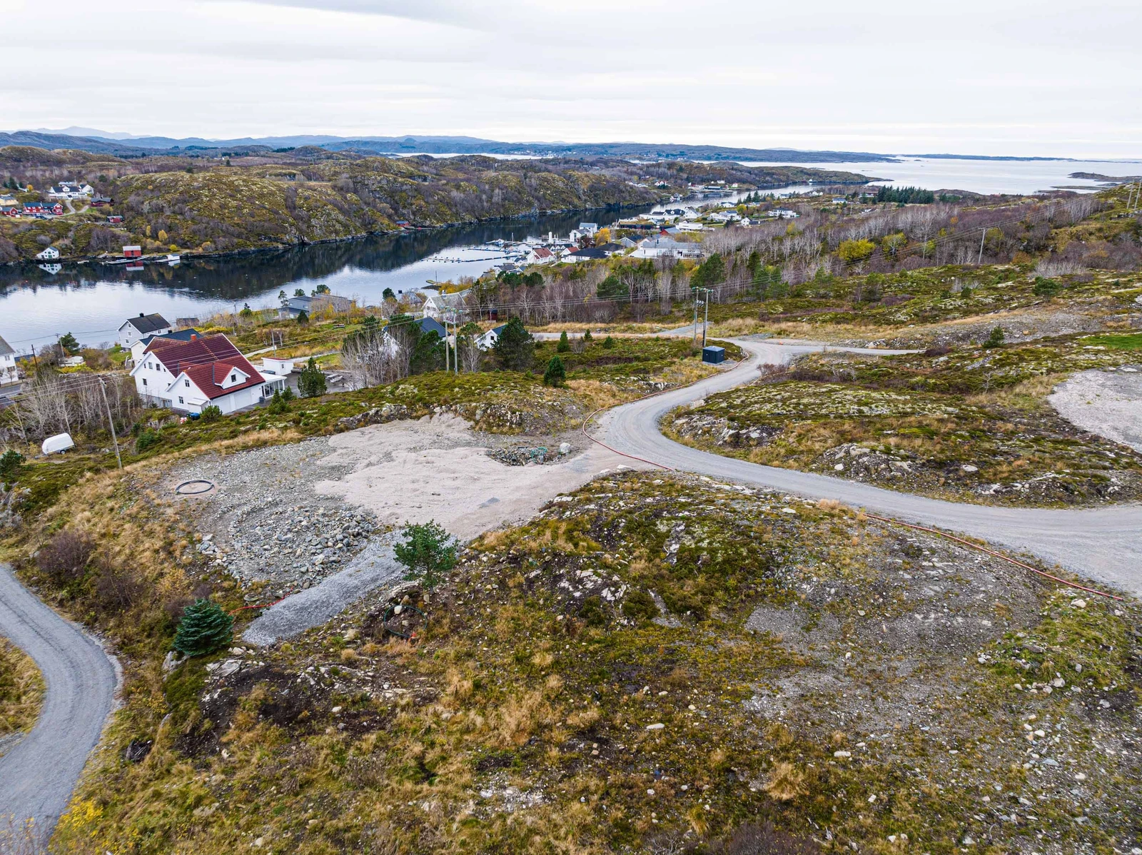 Tomten har flott utsikt utover Knarrlagsund og kort avstand til Knarren Galleribilde