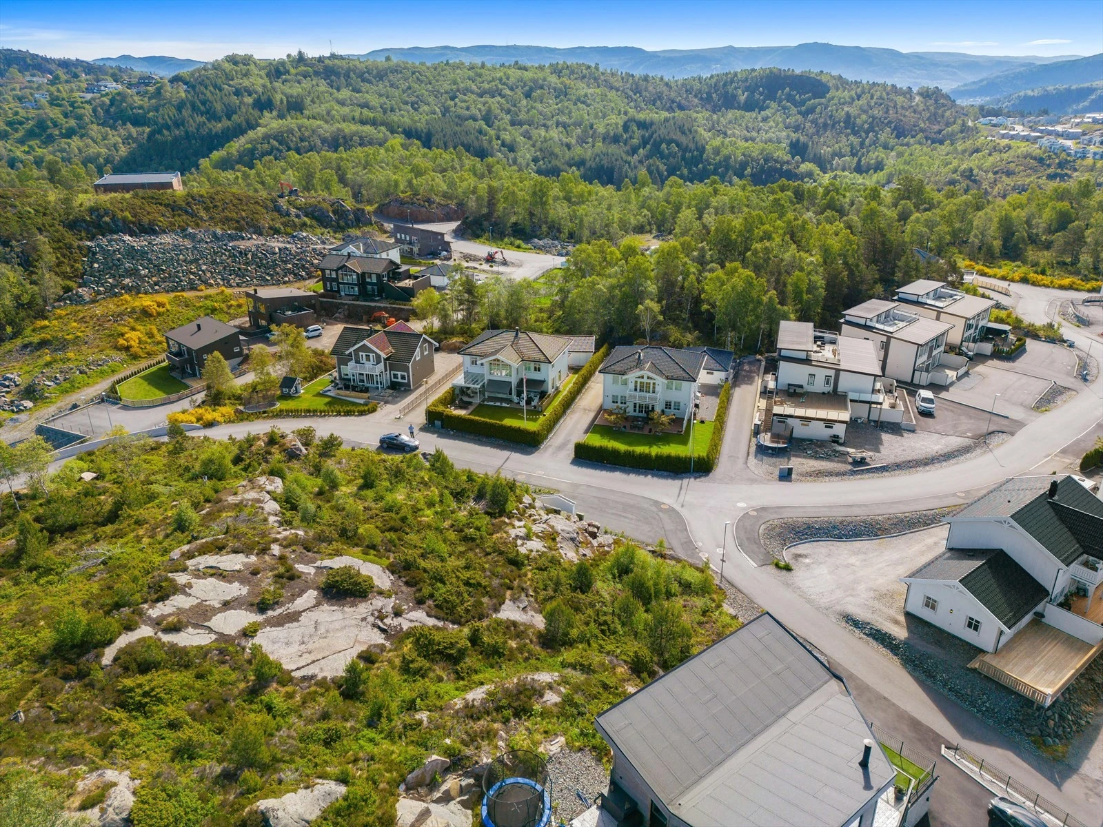 Særdeles barnevennlig boligområde med mange barn i området, samt lekeplasser. Galleribilde