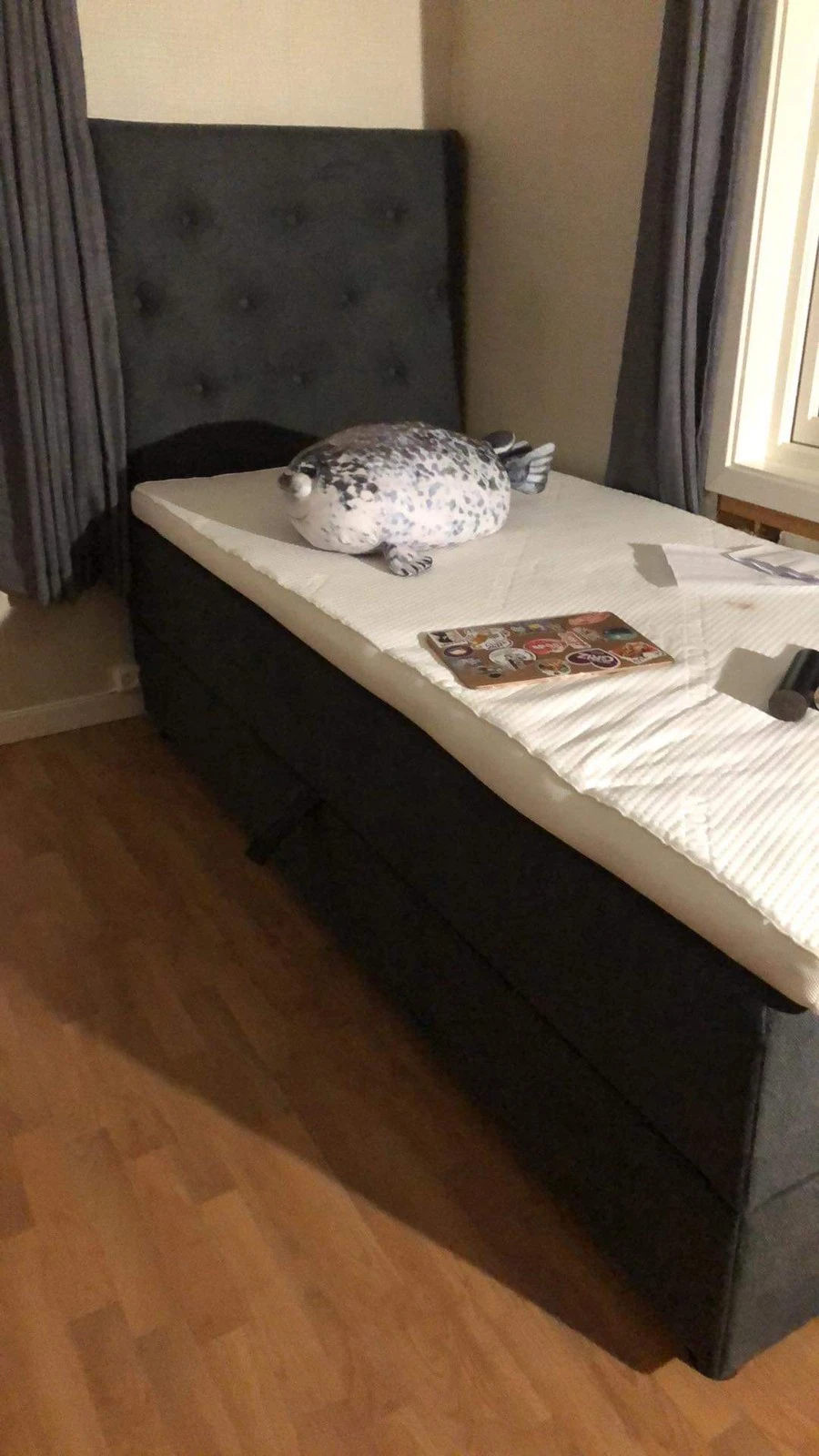 DOBBEL springpocket Zen Tokyo magasin seng med sengegavl Galleribilde