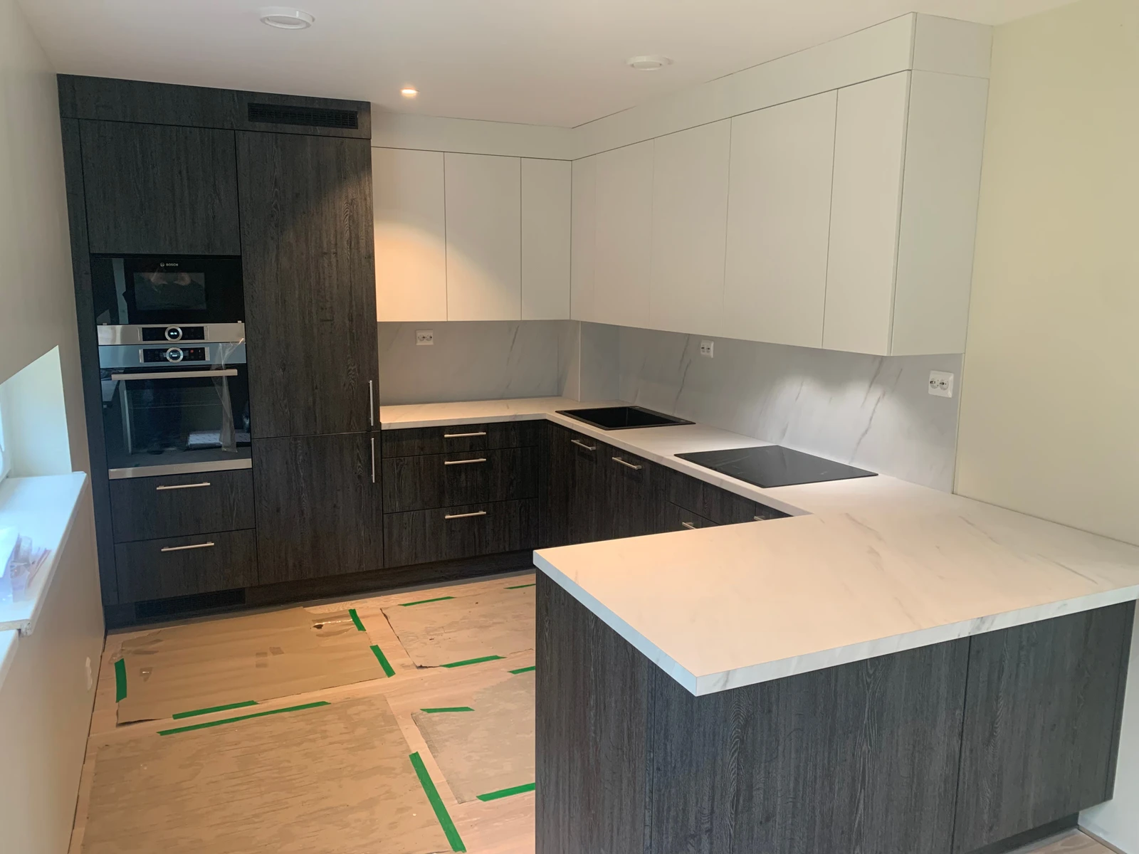 Kjøkkeninnredning i moderne farger m/Bosch hvitevarer Galleribilde