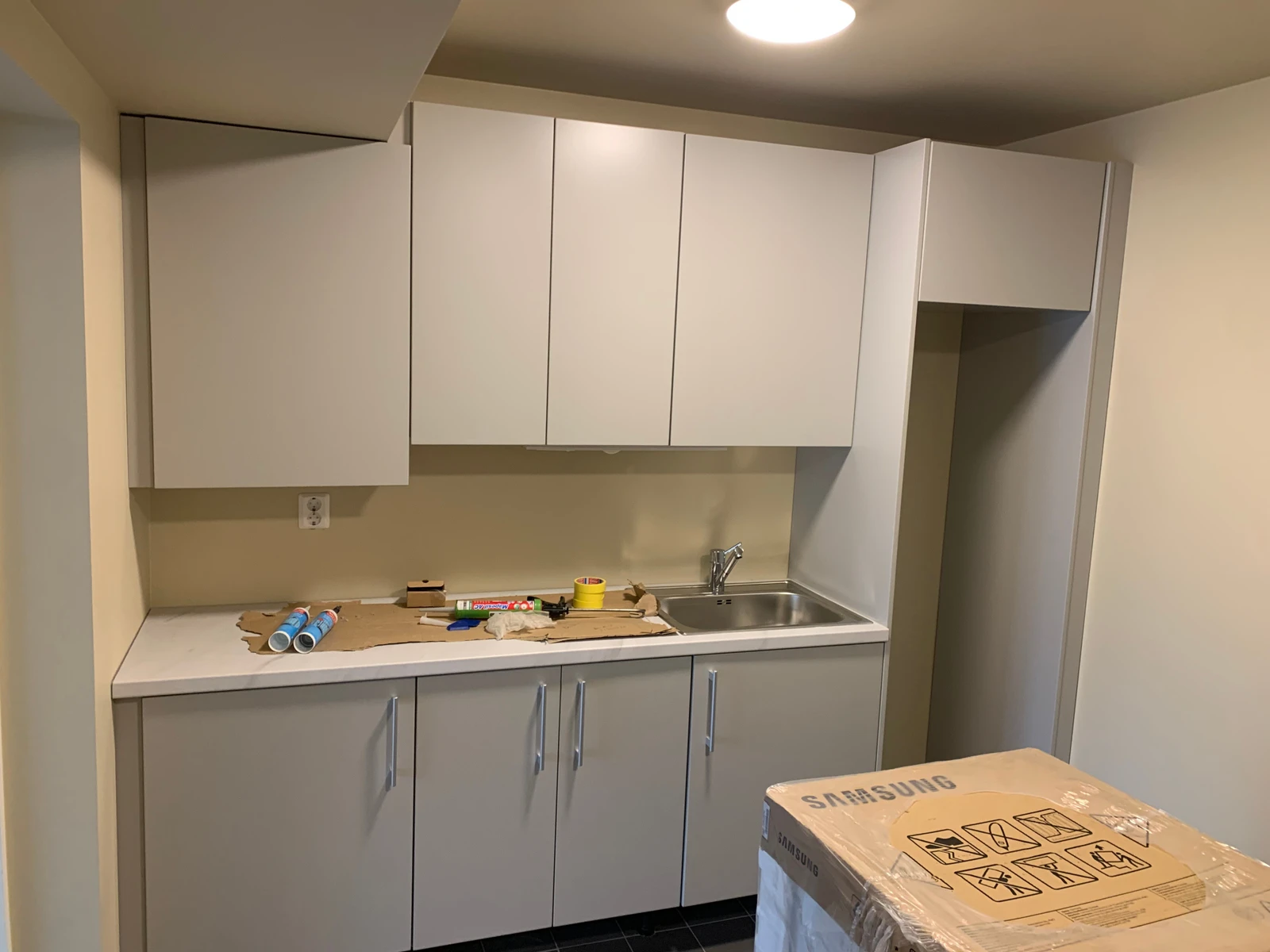 Vaskeromsinnredning klargjort for vaskemaskin og tørkerommel Galleribilde