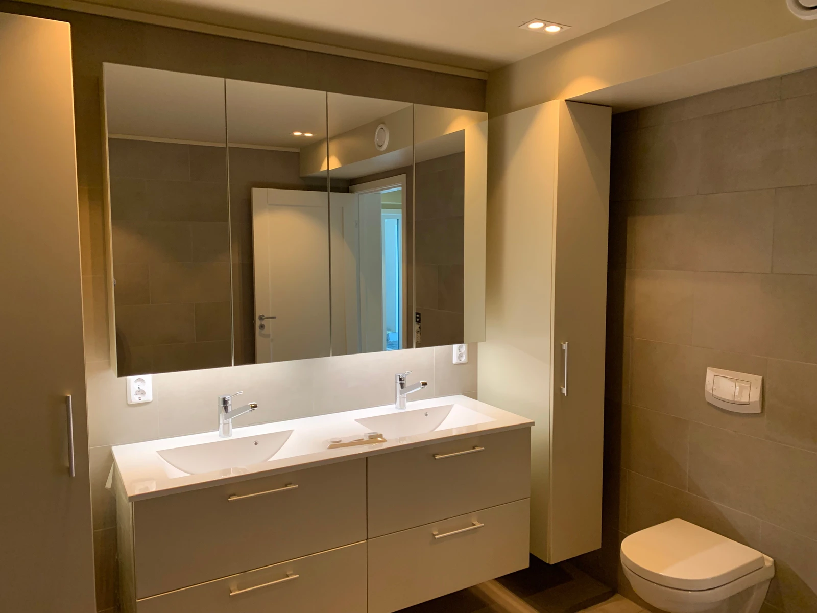 Baderom med vegghengt toalett Galleribilde