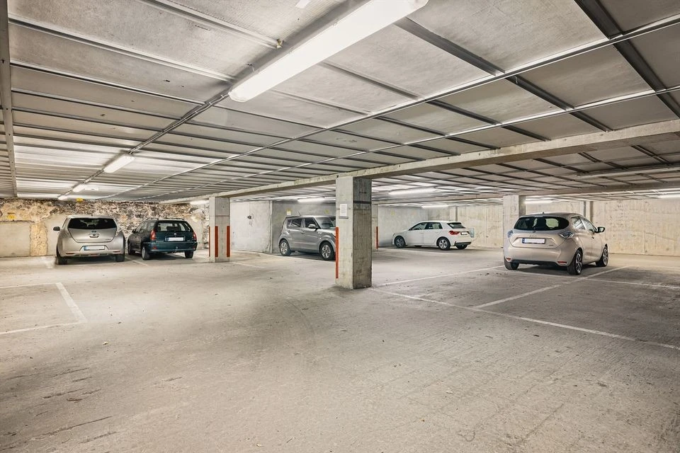 Garasje, ledige parkeringsplasser Galleribilde