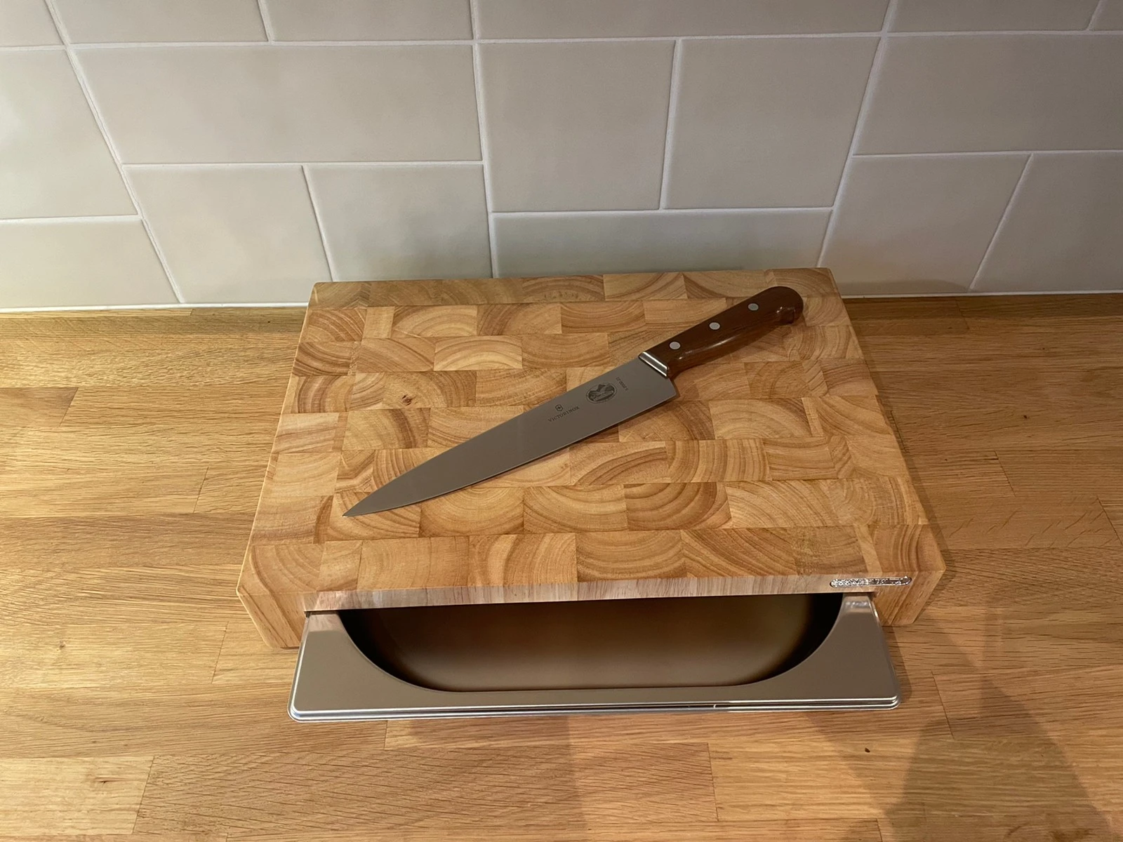 Skjærefjøl med oppsamlings skuff og Victorinox kokkekniv Galleribilde