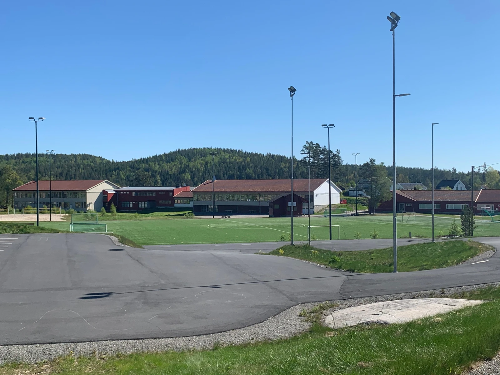 Skole og fotballbanen på kort avstand Galleribilde