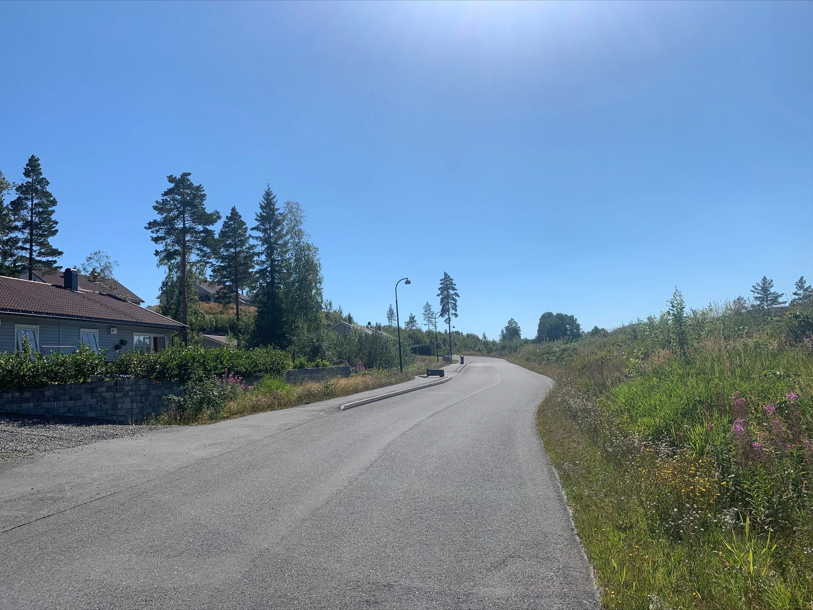 Mauråsen boligfelt: Nedre Mauråsen, ledige tomter 30 og 32 på venstre side: på høyre side ligger fylkesveien skjult Galleribilde