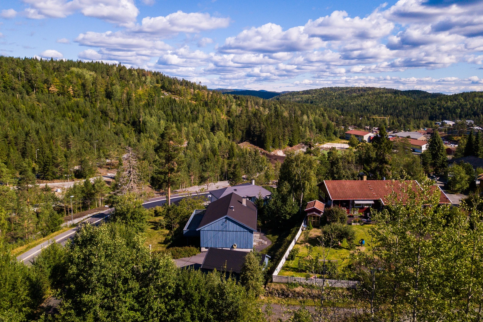 Fra Djuptjennhaugen IV mot skiløyper, rulleskiløype, fotballbane, skole og idrettshallen Galleribilde
