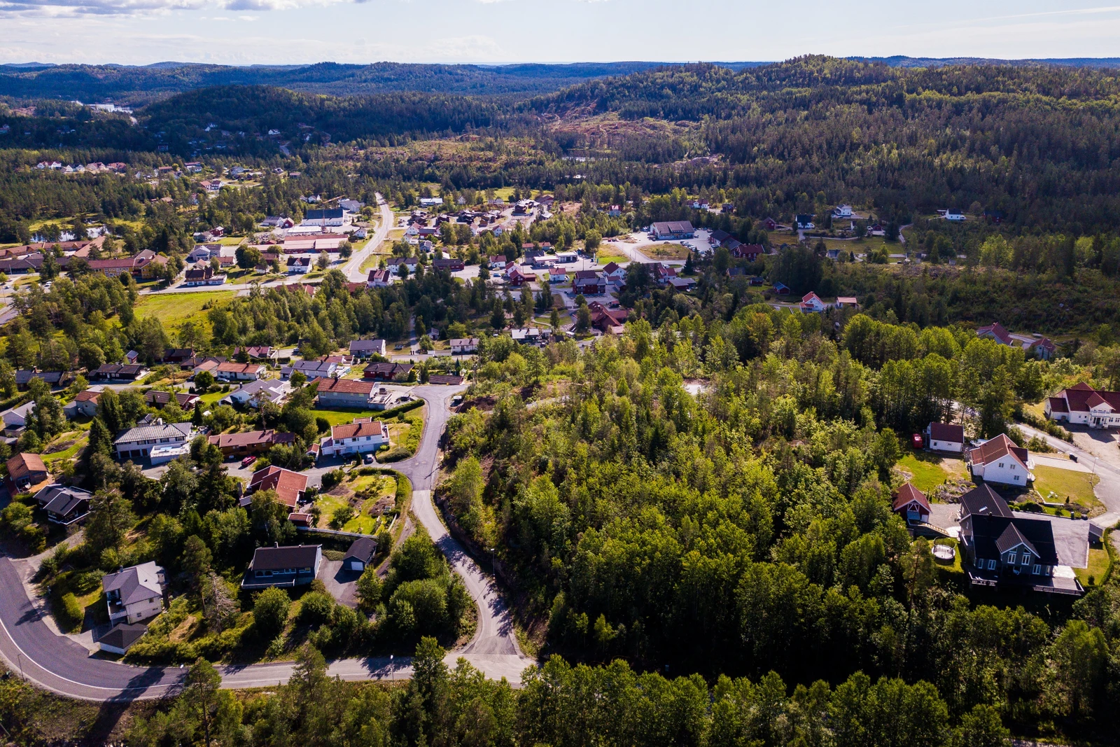 Djuptjennhaugen IV med skolen, fotballbanen og skibakken lenger bak. barnehagen på høyre side Galleribilde