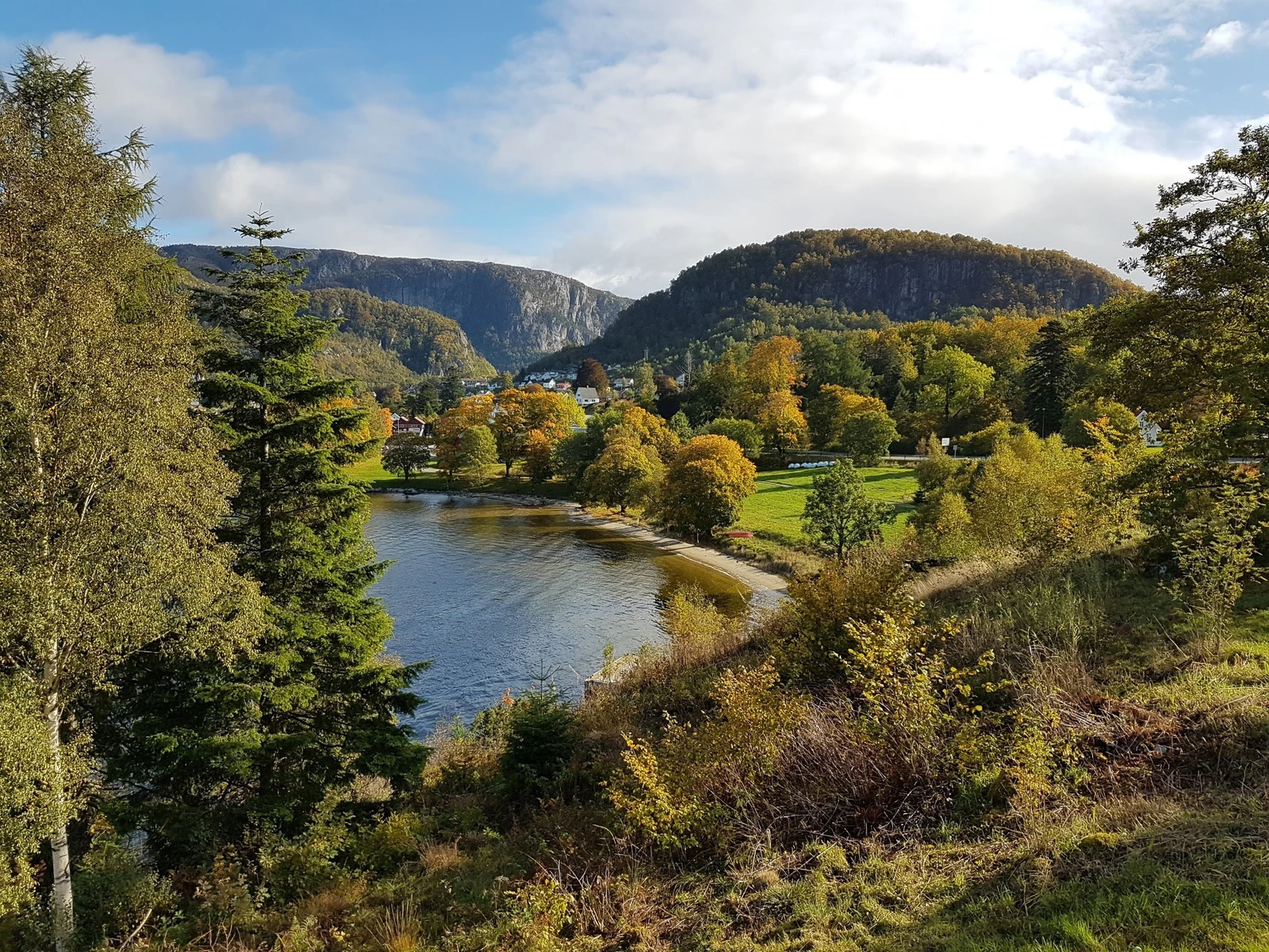 Sande med parkområde og badestrand ligg i kort gåavstand frå tomta. Foto: Jofrid Hia Galleribilde