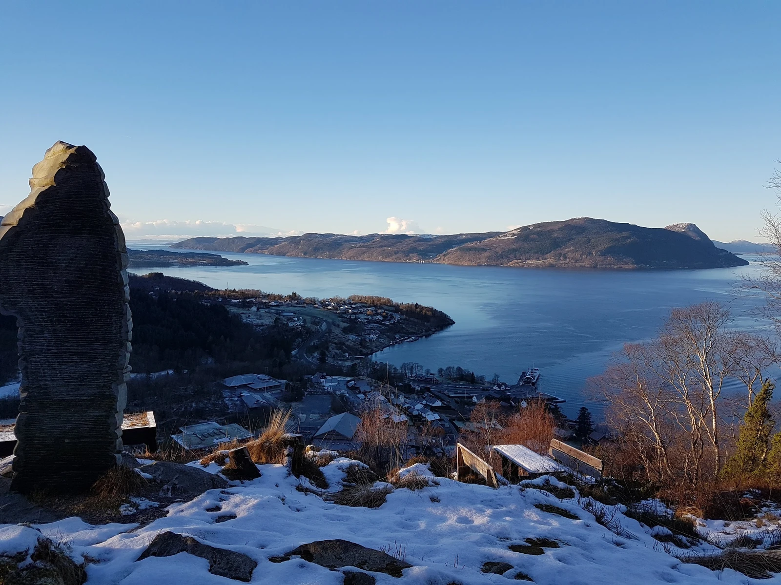 Utsikt frå Hjelmen ein vintersdag. Hjelmen ligg like ved eneboligen. Ein flott og kort topptur . Foto: Jofrid Hia Galleribilde