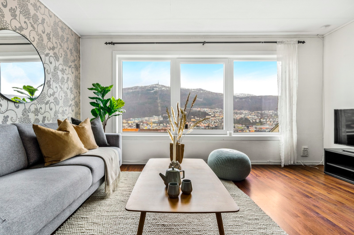 Stuen er oppgradert siden bildene ble tatt og fremstår moderne med slette overflater. Galleribilde