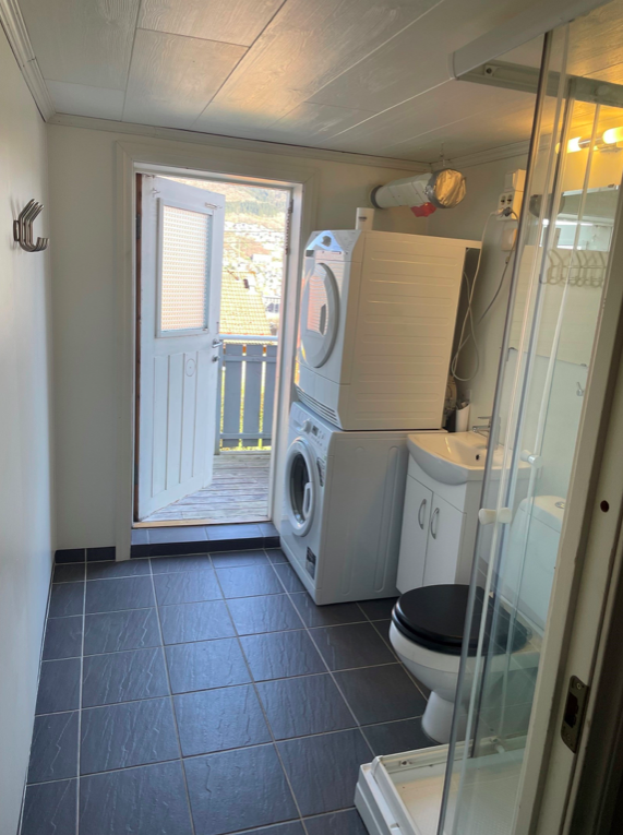 Bad nr 2, med vaskemaskin og tørketrommel er rett ved rommet Galleribilde