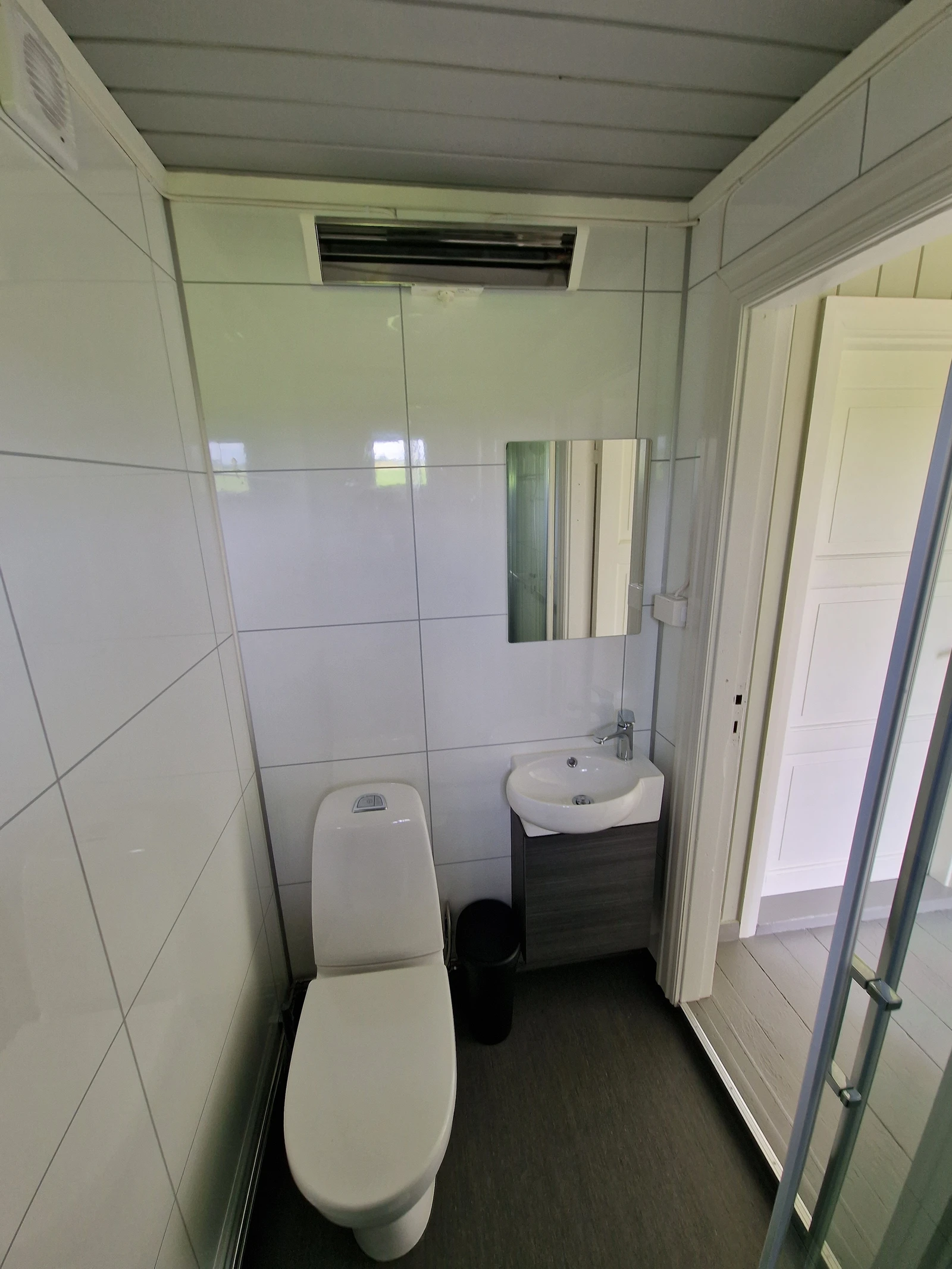 Bad, bilde viser toalett og vaskeservant Galleribilde