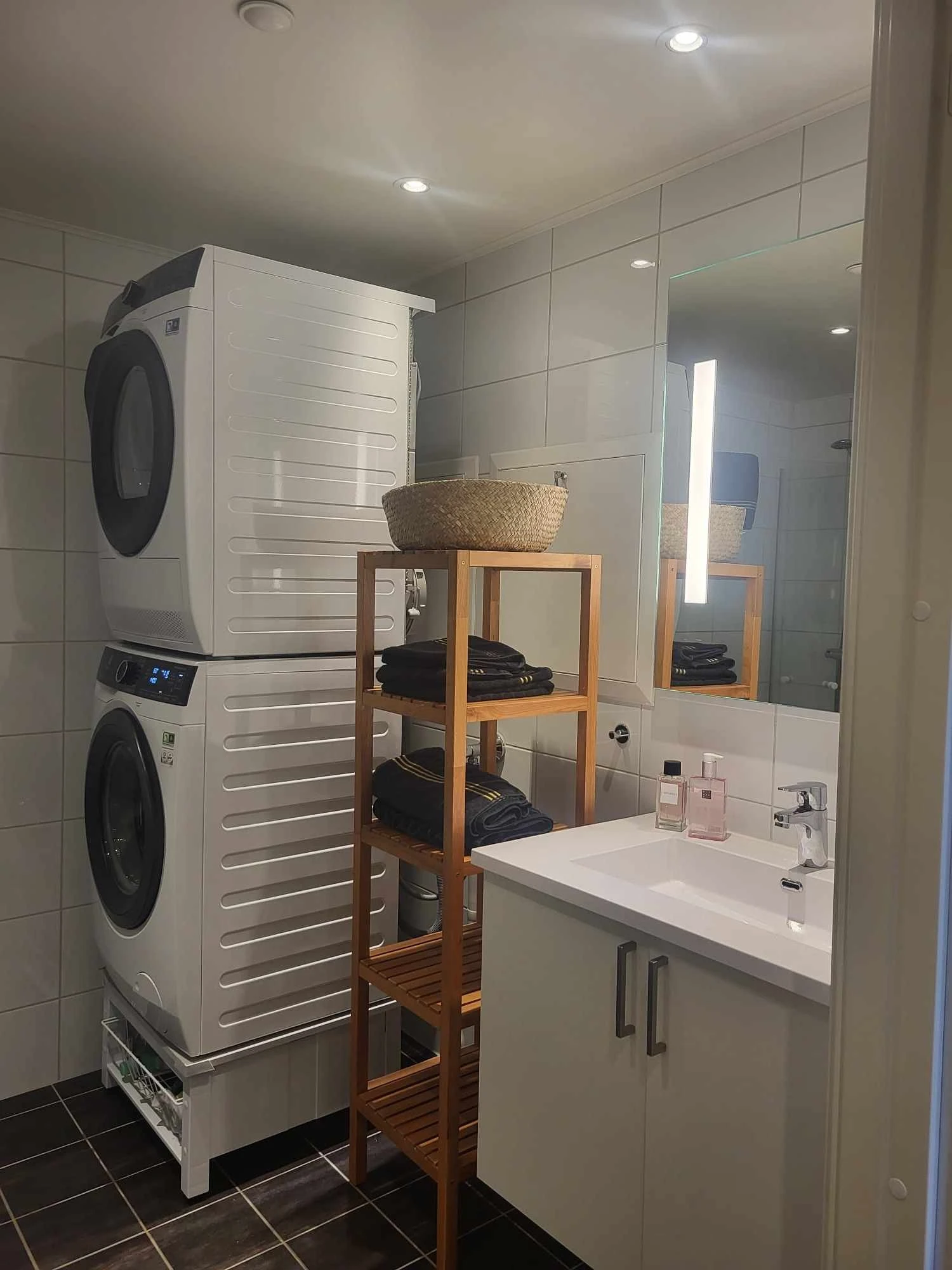 Vaskemaskin, tørketrommel og hylle til oppbevaring medfølger. Galleribilde