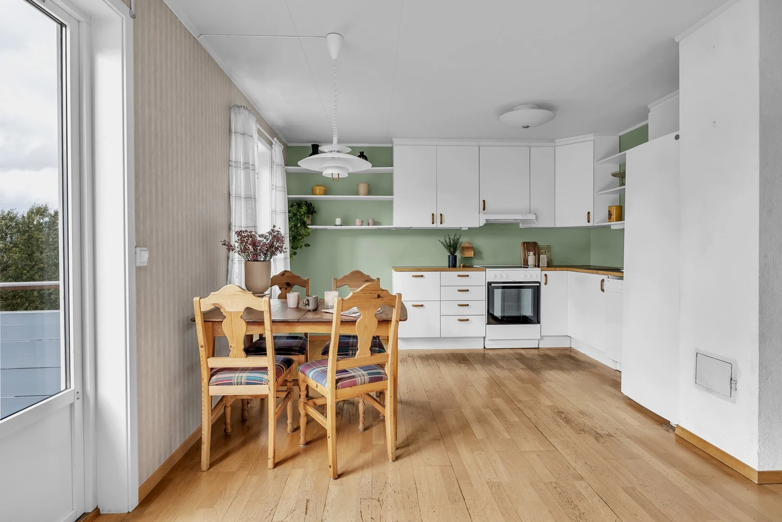 Kjøkkenet er enkelt og oversiktlig Galleribilde