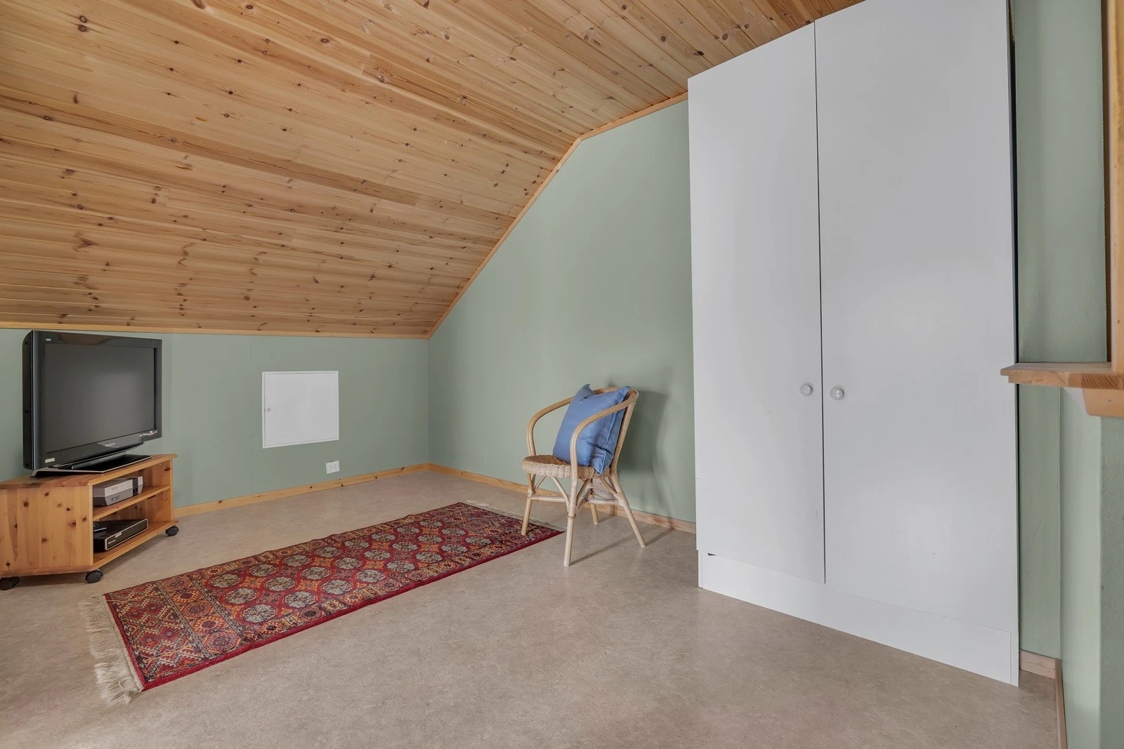 Soverommene i 2. etasje leder ut til denne praktiske loftstuen. Galleribilde