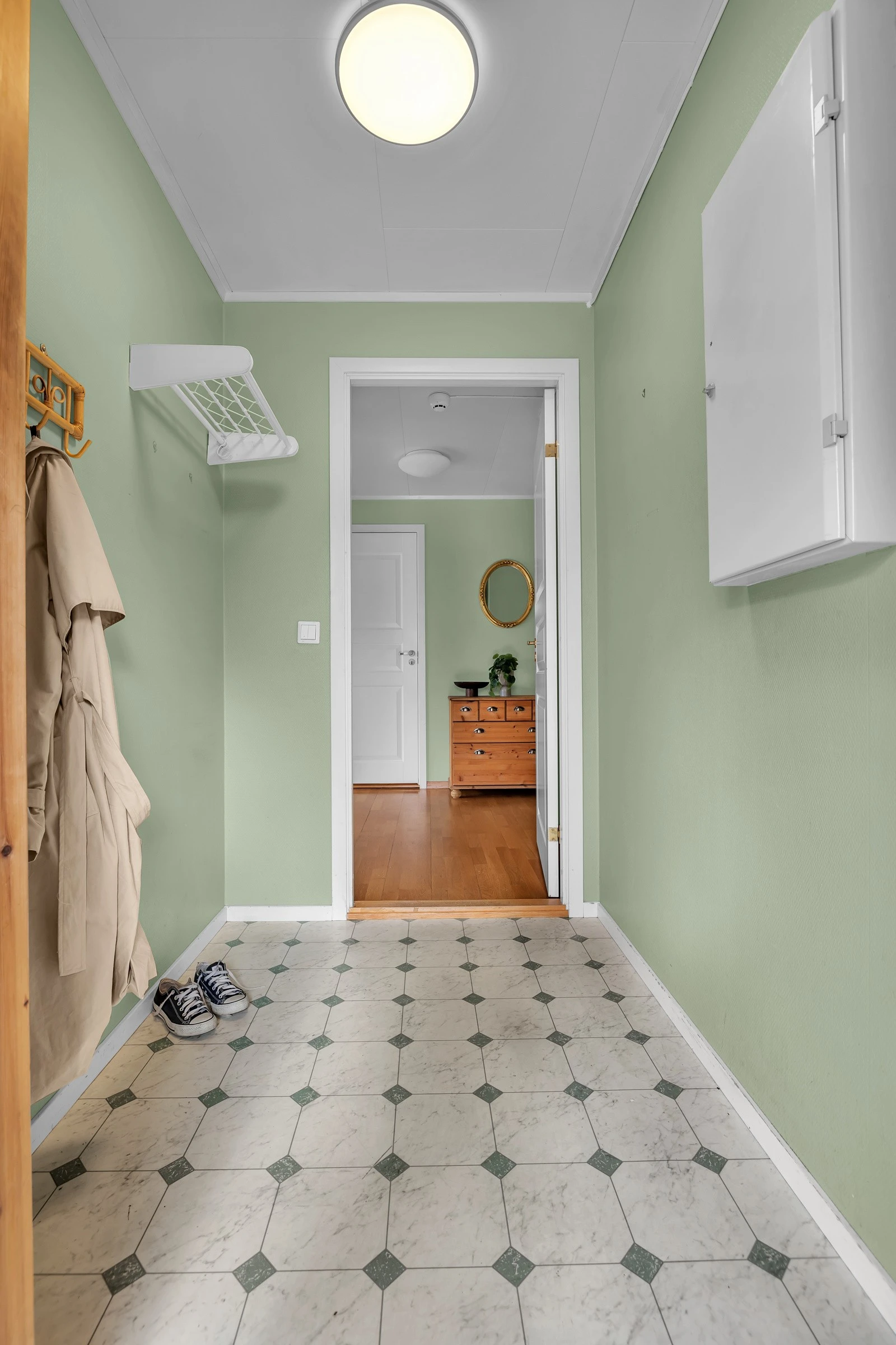 Det første som møter deg i Nordavinden 19 er dette inngangspartiet med god plass til sko og klær Galleribilde