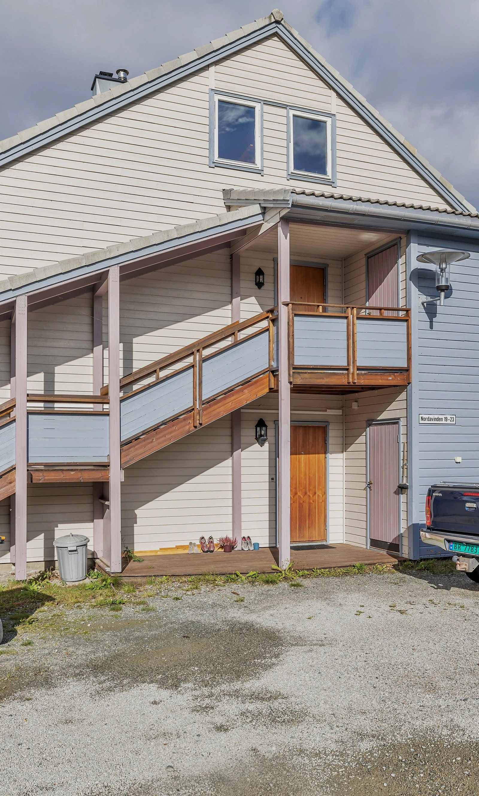 Inngangen til leiligheten er på siden av bygget. Overbygget hele veien Galleribilde