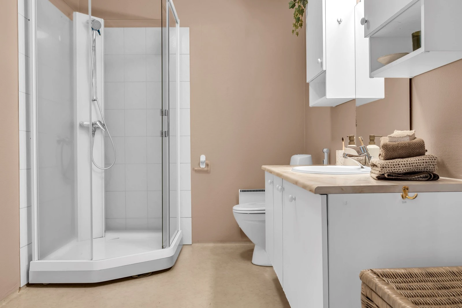 Badet er fra byggeår og har fin størrelse Galleribilde