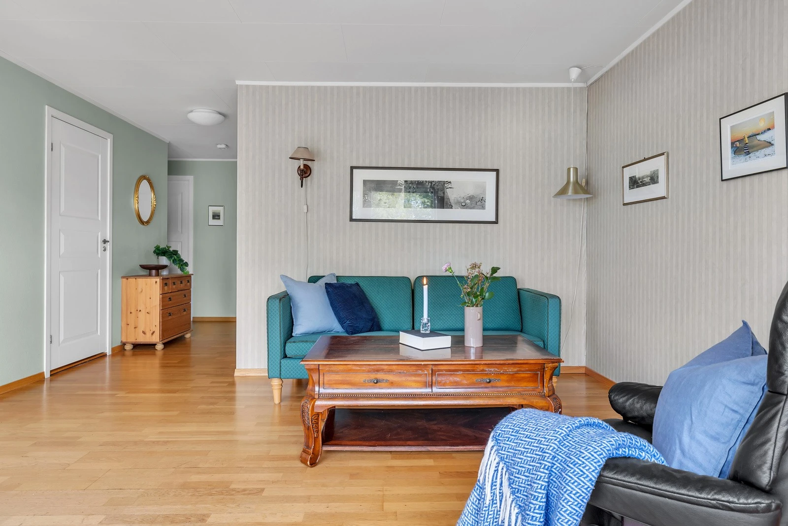 Stuen er romslig med plass til båd daglig- og spisestue Galleribilde