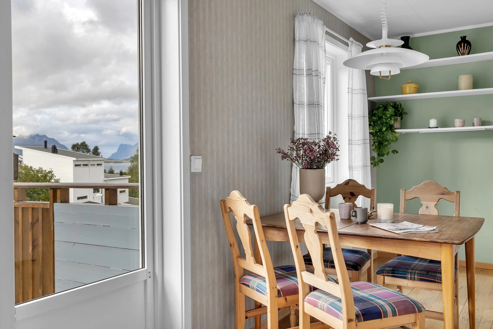 Fra kjøkkenet går du ut til fin sørvendt veranda Galleribilde