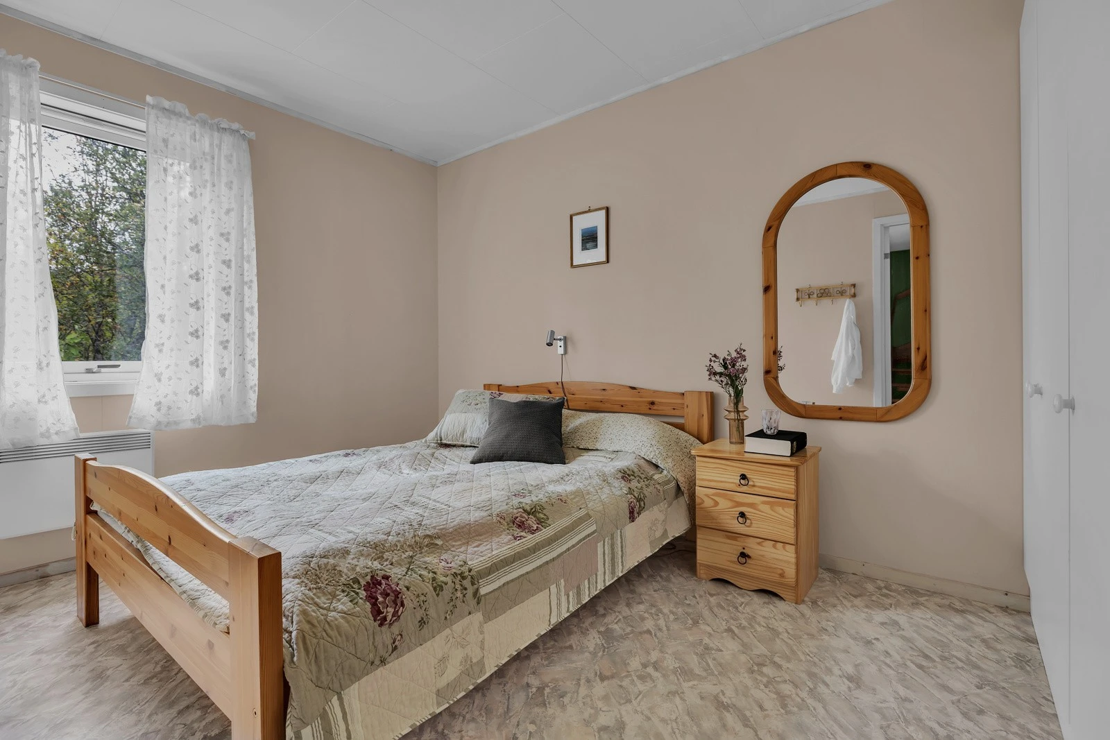 I hovedetasjen er det 2 soverom. Bildet viser det største av de 2 Galleribilde