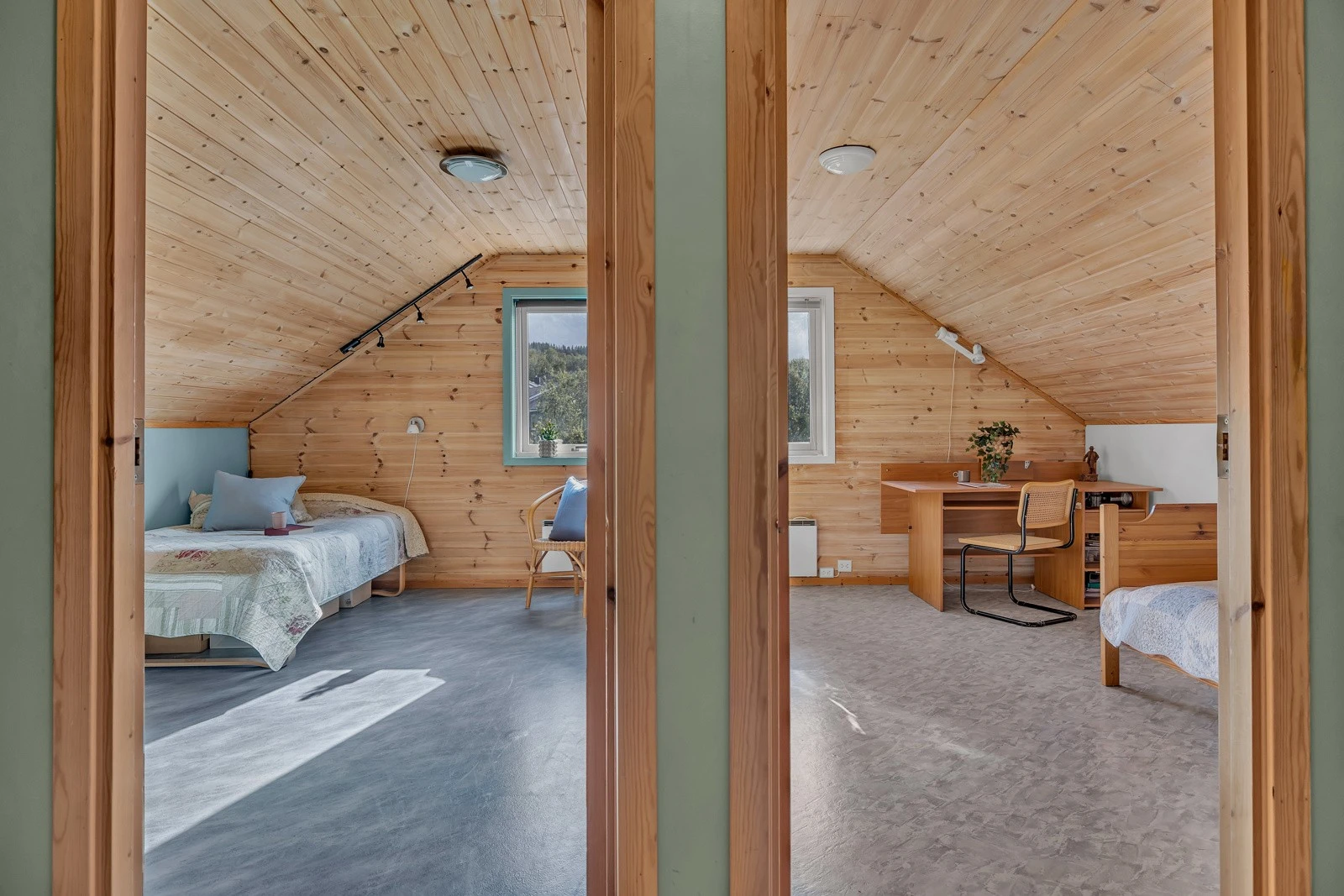 Boligens 2. etasje består av trappegang, loftstue og 2 fine romslige soverom Galleribilde